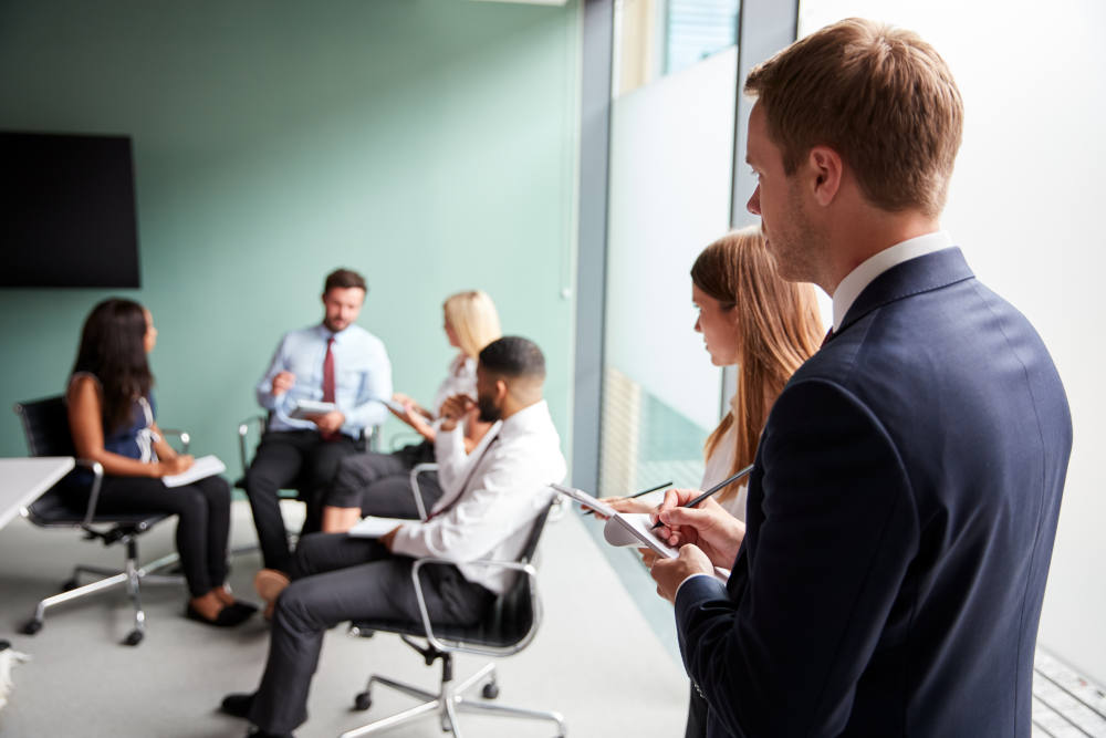 Assessment aziendale: foto di lavoratori in assessment di gruppo