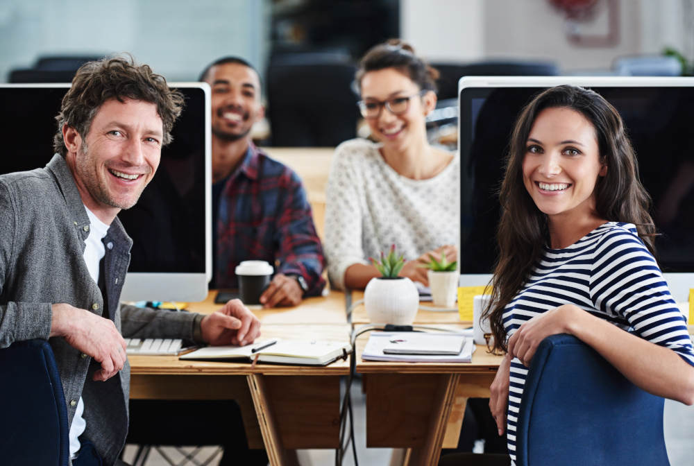 Welfare aziendale in Italia: foto di lavoratori sorridenti