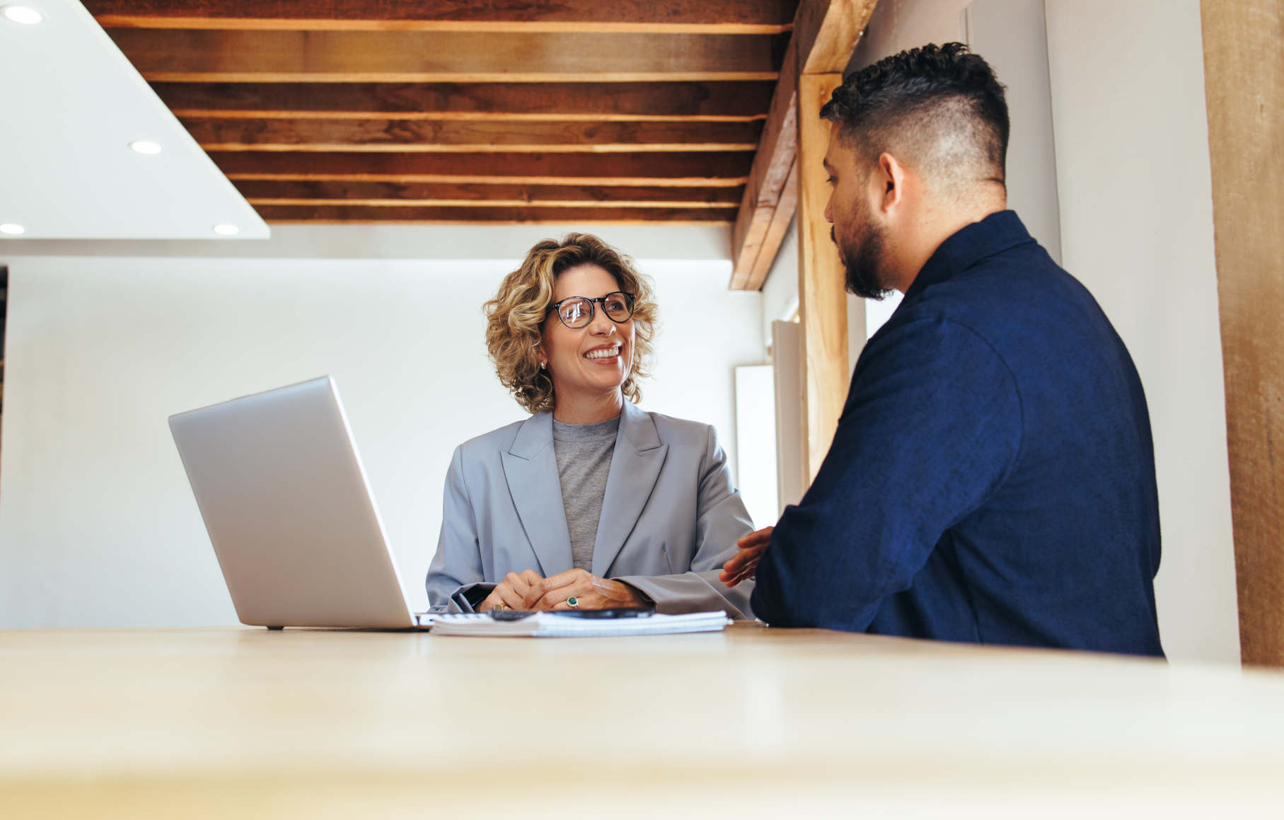 Whistleblowing: foto di persone che parlano in ufficio