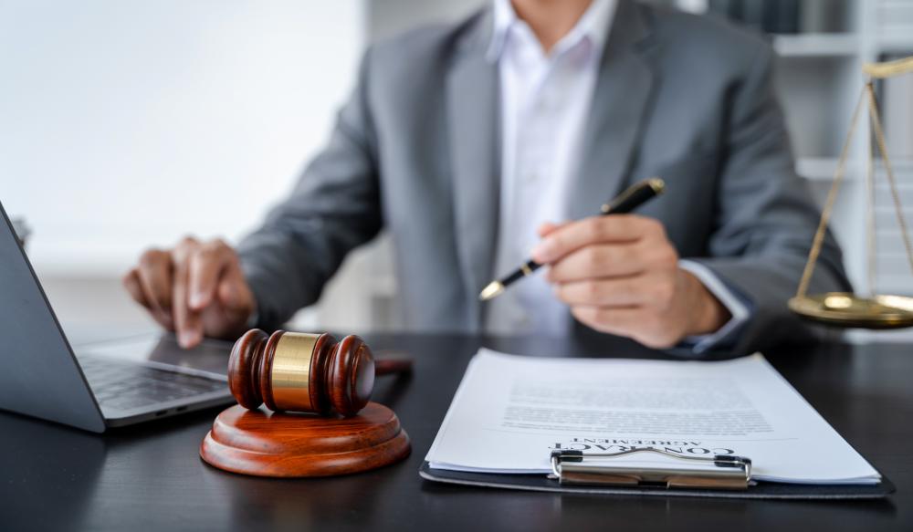 Limiti contratti a termine: foto di giudice in ufficio